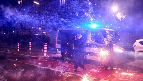 ВАТРОМЕТИМА ГАЂАЛИ ПОЛИЦИЈУ И ЗАСУЛИ ИХ ПЕТАРДАМА: Тешка новогодишња ноћ у Немачкој, стотине повреда од пиротехнике (ФОТО)