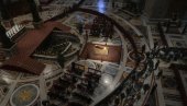 NASTAVLJA SE ODAVANJE POŠTE PAPI BENEDIKTU: Hiljade vernika u bazilici Svetog Petra