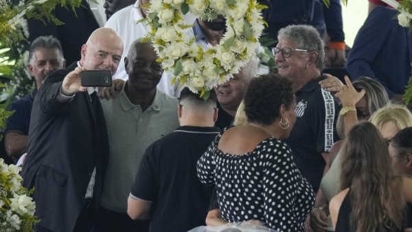 СРАМАН ПОТЕЗ ИНФАНТИНА: Председник ФИФА правио селфи крај ковчега са мртвим Пелеом