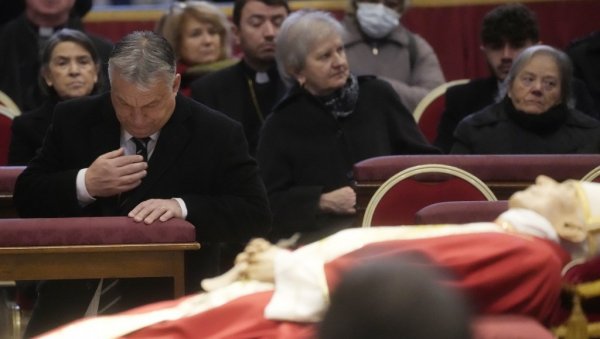 ОДМАХ НАКОН ЂОРЂЕ МЕЛОНИ: Орбан одао пошту бившем папи Бенедикту (ФОТО)