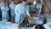 ЗЛАТНИК МАЛОМ МИХАИЛУ: Прва беба у новог години, у Болници Свети Врачеви, у Бијељини, добила поклон