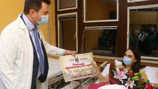 МИЛИЦА „ДОНЕЛА“ АНДРЕУ: Девојчица прва шабачка беба у 2023. години, од града добила 100.000 динара и поклоне