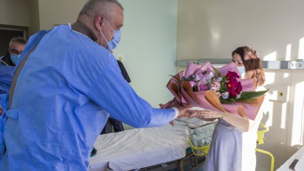 Градоначелник Стеван Бакић обишао прву бебу рођену у 2023. години у Суботици