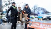 PREVAZIŠLI SAMI SEBE: Ekološki demostranti se maskirali u putare, čekićem razbijali put u Berlinu