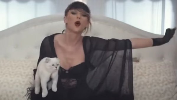 МАЧКА ТЕЈЛОР СВИФТ ПОСЕДУЈЕ ОКО 100 МИЛИОНА ДОЛАРА: Шкотска клемоуха Оливија Бенсон зарадила невероватну своту новца (ФОТО/ВИДЕО)