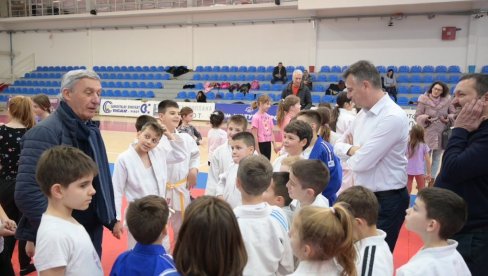 POSTOJE IDEALNI USLOVI ZA SVE SPORTOVE: Svetisdlav Pešić Kari, na Božićnoj školi sportova za pirotske mališane
