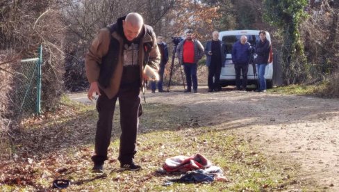 STRAŠNA SCENA U VELIKOJ IVANČI: Krv i pocepana odeća na mestu gde su psi nasmrt izujedali novinara Vladana Radosavljevića (FOTO)