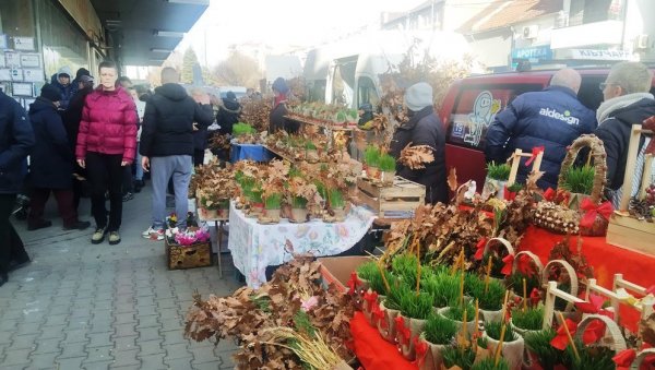 БАДЊАЦИ ОД 50 ДО 200 ДИНАРА: У Параћину никад разноликија Божићна продаја (ФОТО)