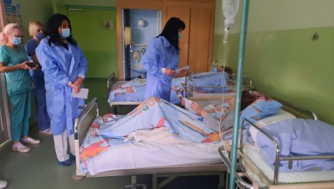 НОВОГОДИШЊИ ПОКЛОНИ ЗА ПОРОДИЉЕ: Ваучери за маме десет новорођених беба