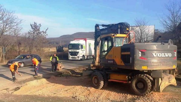 ПРЕТПРАЗНИЧНО АСФАЛТИРАЊЕ У ПАРАЋИНУ: Нови коловоз за локални пут ка Мириловцу (ФОТО)