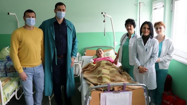 ДАР ПРВОРОЂЕНОЈ БЕБИ У КЛАДОВУ: Огњену златник од локалне самоуправе