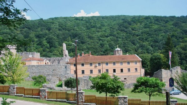 ТОКОМ БОЖИЋНИХ ПРАЗНИКА: Богослужење у манастиру Раваница