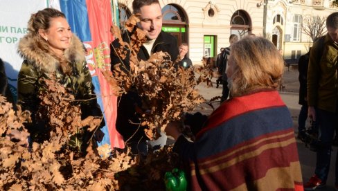 PODELJENO  15  HILJADA BADNJAKA: U Vojvodini povodom božićnih praznika tradicionalno darivanje
