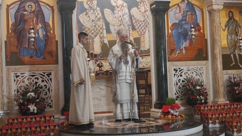 БЕСЕДА МИТРОПОЛИТА ЈОАНИКИЈА: Служба на Бадњи дан у Саборном храму Светог Јована Владимира