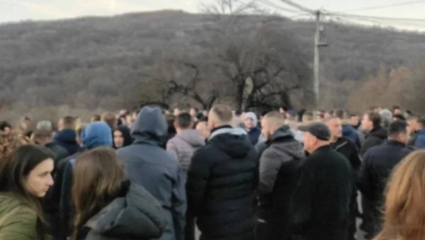 ПРОТЕСТ СРБА У ГОТОВУШИ: Народ тражи веће присуство Кфора и безбедносне гаранције