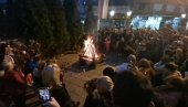 GORI BADNJAK U SRCU SRBIJE: Brojni vernici u Sabornoj crkvi u Kruševcu, na večernjem bogosluženju uoči Božića  (FOTO/ VIDEO)