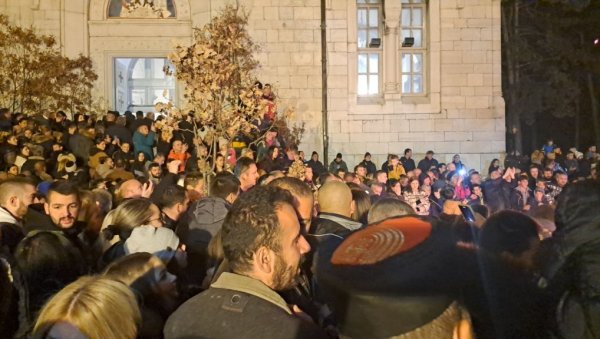 БАДЊЕ ВЕЧЕ У ЕПАРХИЈИ БУДИМЉАНСКО-НИКШИЋКОЈ: Бадњак гори дуже од осам векова