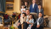 DODIK OKRUŽEN UNUČIĆIMA: Predsednik Srpske u najbližem krugu porodice na Badnje veče (FOTO)