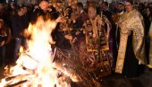 PRELEPE SLIKE IZ NOVOG SADA I SREMSKIH KARLOVACA: Vernici uz paljenje badnjaka dočekali Božić (FOTO)