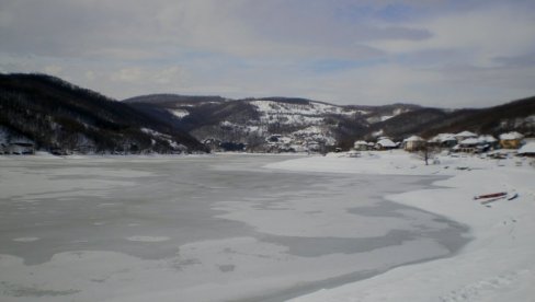 ЛЕД ЈЕ БИО ДЕБЉИНЕ ДО 30 ЦМ: Данас је у Крушевцу било 16 степени, а пре деценију на језеру Ћелије је подигнут први степен одбране (ФОТО)