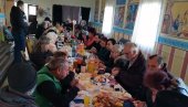 BOŽIĆNA TRPEZA ZA BESKUĆNIKE: Narodna kuhinja Eparhije bačke okupila socijalno ugrožene sugrađane u Novom Sadu