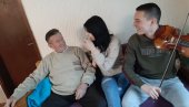 ORKESTAR ZOĆEVIĆA ZOROM SEČE BADNJAK: Novosti u poseti čačanskoj porodici sa petoro dece