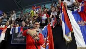 LICE MLADE SRPKINJE SVE GOVORI: Novak Đoković pozirao za selfi sa Srbima u Adelejdu