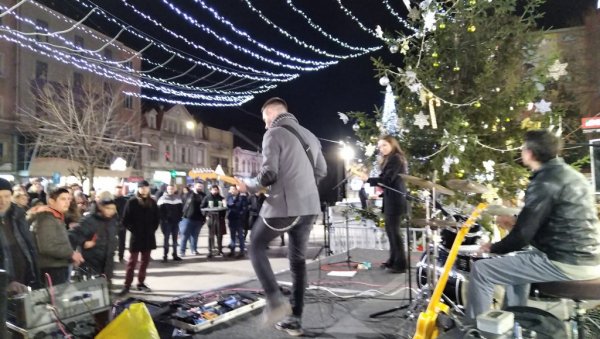 ВЕЧЕ ПУНО ДОМАЋЕГ РОКА: Јагодинска новогодишња чаролија, грађани вечерас уживали у концерту Шкарт бенда (ФОТО)