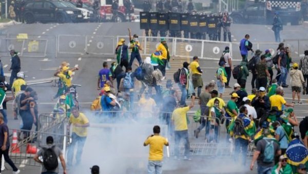 ПОЧЕЛО ХАПШЕЊЕ ДЕМОНСТРАНАТА У БРАЗИЛУ: Полиција преузела контролу над државним институцијама (ВИДЕО)