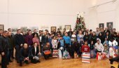 POKLONI ZA DECU BEZ RODITELJSKOG STARANJA: Vršački privrednici ispunili novogodišnje želje štićenika doma „Vera Radivojević“