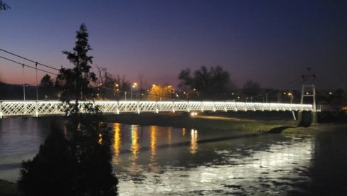 НАЈАВА БЕРИЋЕТНИЈИХ ДАНА: Осветљен висећи мост преко Ибра у Матарушкој Бањи код Краљева (ФОТО)