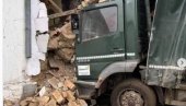 ПРВИ СНИМАК НЕСРЕЋЕ У СИЛБАШУ: Тешко повређен сувозач након што је камион ултео у кућу (ВИДЕО)