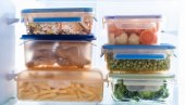 ЦЕО ЖИВОТ ГРЕШИМО: Ово је много практичнији начин одлагања хране у пластичне посуде (ВИДЕО)