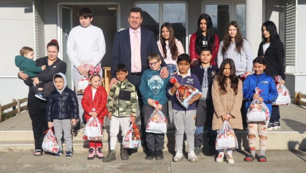 ДА СЕ И ОНИ РАДУЈУ ПРАЗНИЦИМА: Деци из шабачких социјално угрожених породица град обезбедио поклоне