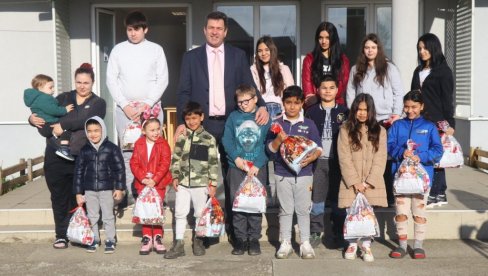 DA SE I ONI RADUJU PRAZNICIMA: Deci iz šabačkih socijalno ugroženih porodica grad obezbedio poklone