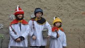 ČESI ČUVAJU BOŽIĆNI OBIČAJ STAR 200 GODINA: Dečaci obučeni kao tri kralja obilaze kuće u Kruščici (FOTO)