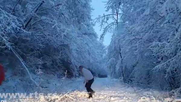 ЗАБЕЛЕЛО СЕ КОД ПОЖЕГЕ: Снег пада и код Косјерића