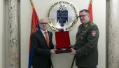 VUČEVIĆ OBIŠAO VOJNOOBAVEŠTAJNU AGENCIJU: General Stojković mu uručio plaketu u znak zahvalnosti