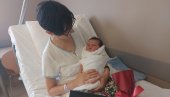 ZLATNICI BEBAMA POVODOM DANA REPUBLIKE SRPSKE: Novorođenčad koja se rodila na rođendan RS dobila dar od Dodika