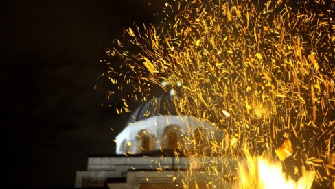 ЗАПАЉЕН БАДЊАК ИСПРЕД ХРАМА СВЕТОГ САВЕ: Окупио се велики број верника да прослави Бадње вече