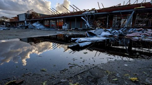 СЕЛМА УБИЛА НАЈМАЊЕ СЕДМОРО ЉУДИ: Торнадо пресекао 32 километра дуг пут и разорио десетине домова у САД