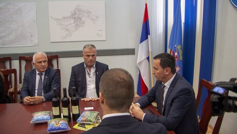BRATSKA POMOĆ MNOGO ZNAČI: Vinari iz Hercegovine pomažu kolegi Srđanu Petroviću iz Velike Hoče sa KiM