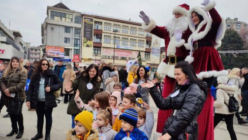 VESELI DOČEK NOVE GODINE ZA NAJMLAĐE: U Leskovcu održana popodnevna novogodišnja zabava (FOTO)