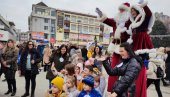 ВЕСЕЛИ ДОЧЕК НОВЕ ГОДИНЕ ЗА НАЈМЛАЂЕ: У Лесковцу одржана поподневна новогодишња забава (ФОТО)