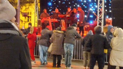 DOČEK I UZ CAKANU: U Zrenjaninu Nova godina po julijanskom kalendaru slavila se na trgu, po kafićiam i restoranima (FOTO)