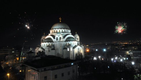 VATROMET NAD HRAMOM SVETOG SAVE: Liturgijom i molebanom dočekana srpska Nova godina (FOTO)