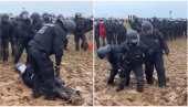 URNEBESNI SNIMAK SA PROTESTA U NEMAČKOJ: Policajci se zaglavili u blatu, bili na korak od spasa kada je prileteo monah (VIDEO)