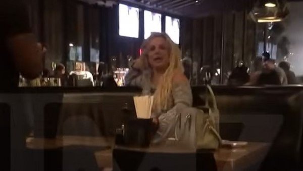 ЧУВЕНА ПЕВАЧИЦА ДОЖИВЕЛА НЕРВНИ СЛОМ У РЕСТОРАНУ? Викала и изгледала манично, њен муж истрчао напоље (ВИДЕО)