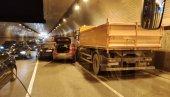 NEZGODA U TUNELU NA ZELENOM VENCU: Sudarilo se više automobila i kamion, saobraćaj blokiran