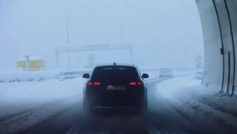 VOZAČI, OPREZ KOD TUNELA: Na auto-putu vozila se sporije kreću zbog snega